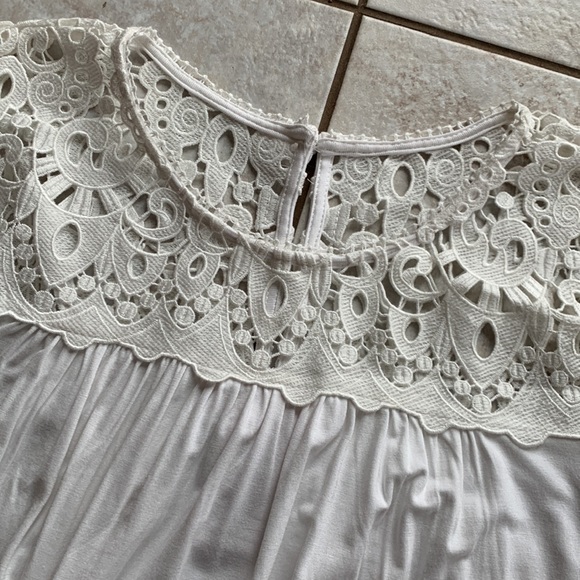 Classy white top with lace bodice and shoulders. - Picture 2 of 4